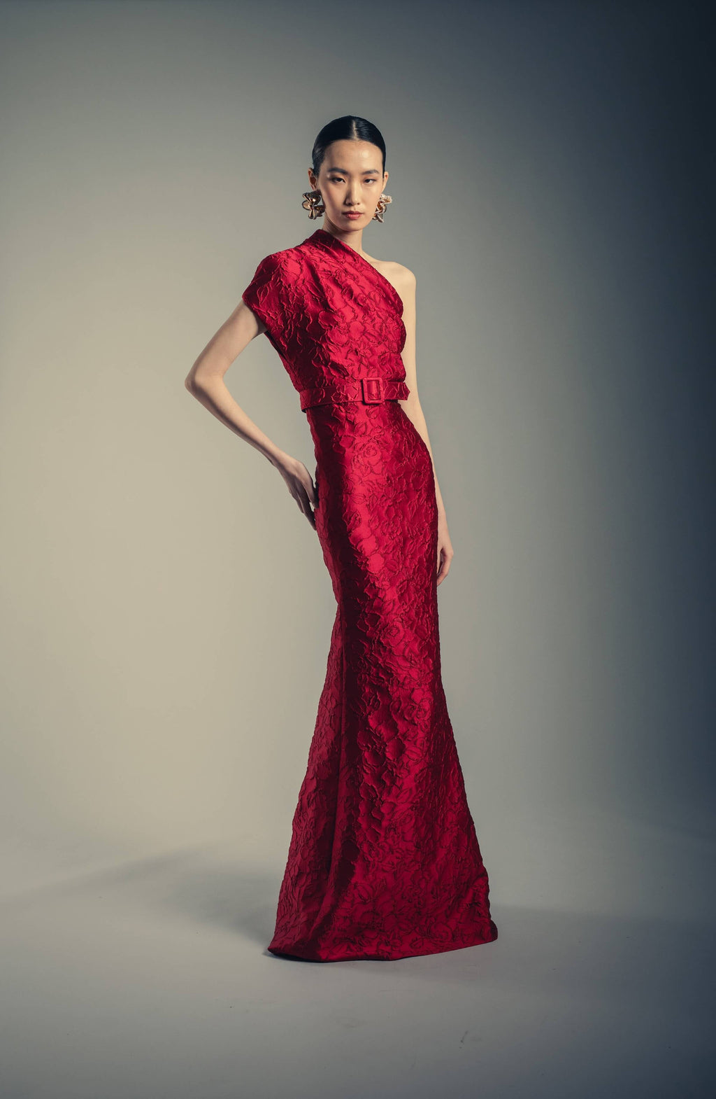 ONE-SHOULDER BUCKLE BELT GOWN
