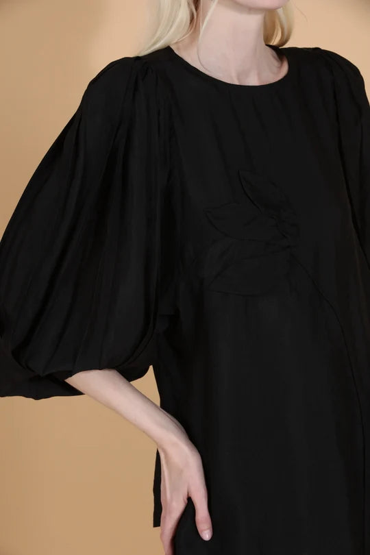 FLOWER APPLIQUE BLOUSE