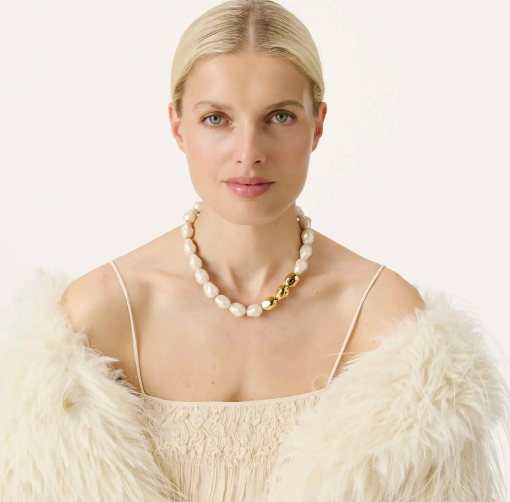 SHORT ORGANIC PEARL NECKLACE