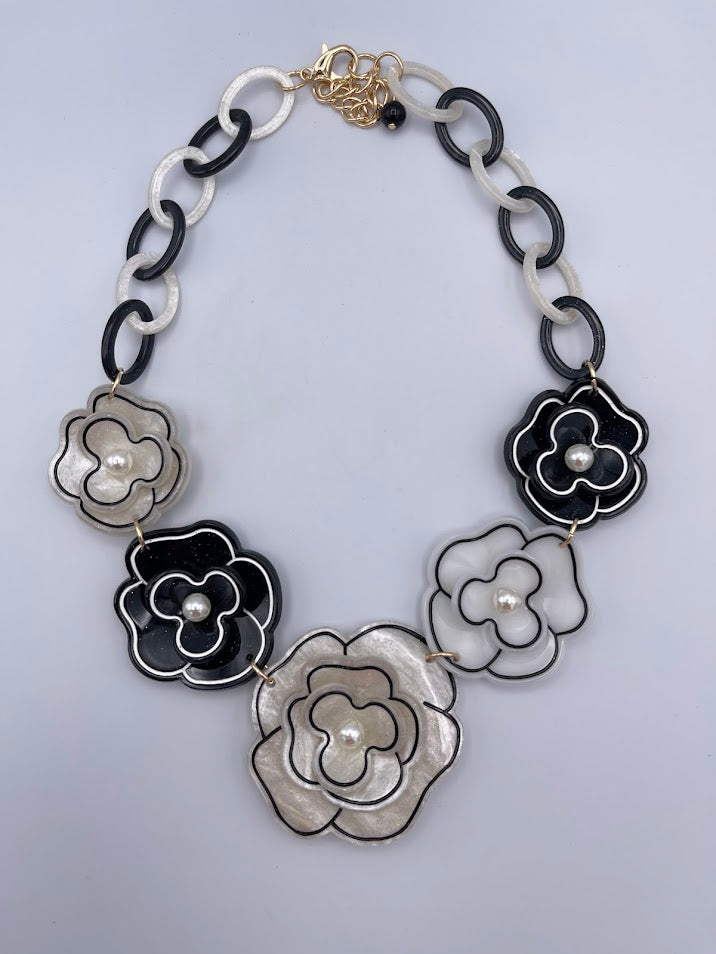 BLACK/WHITE FLOWER NECKLACE