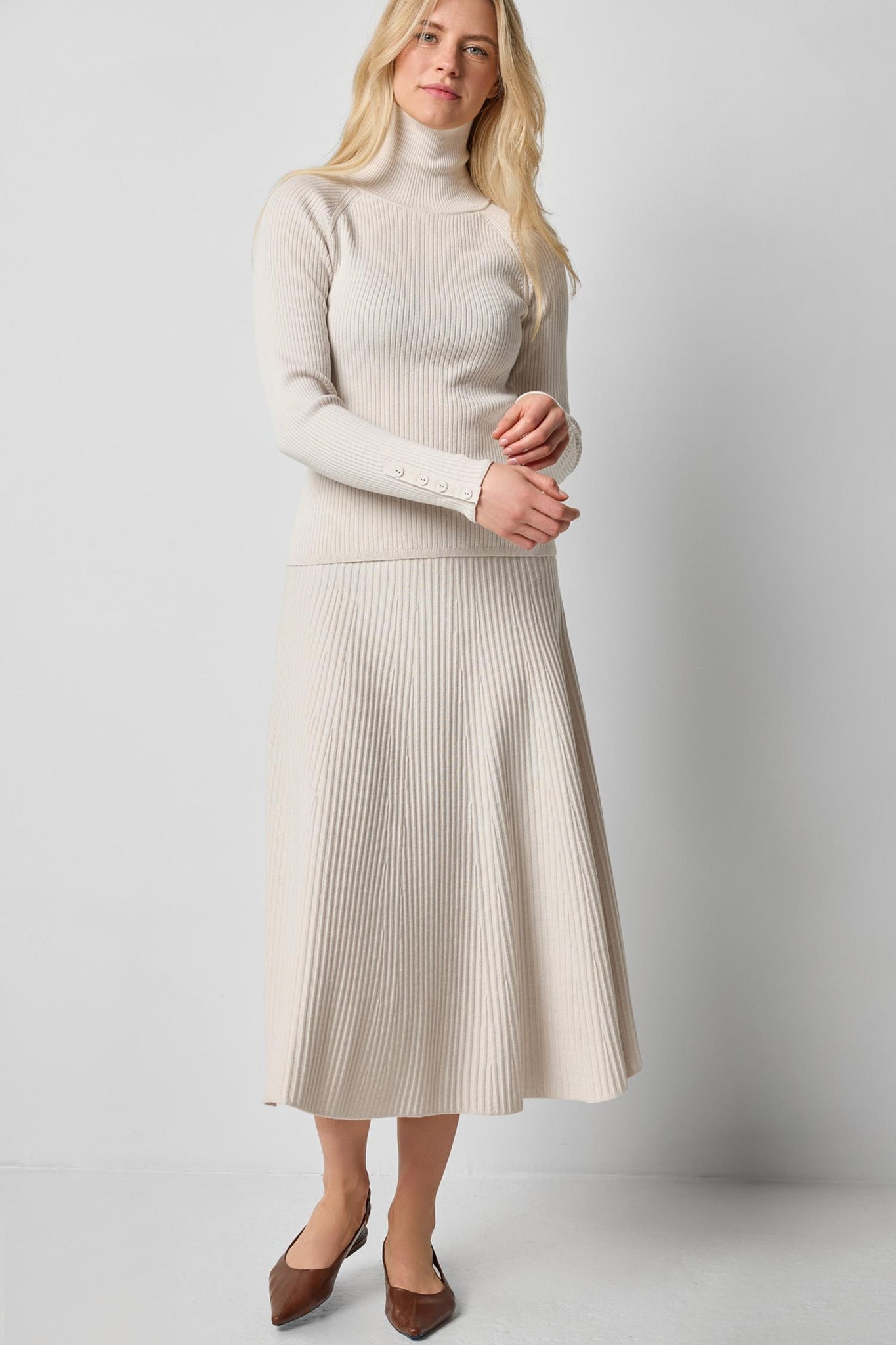 SLIM RIB TURTLENECK