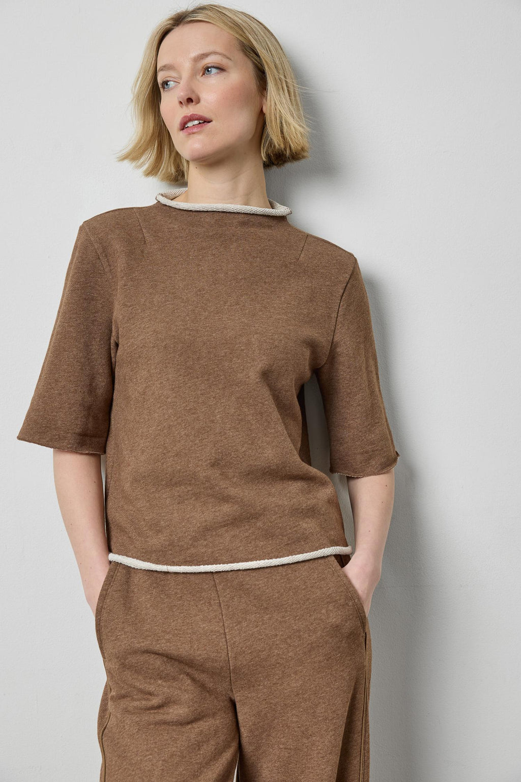 ROLL NECK SHORT SLEEVE SWEATSHIRT