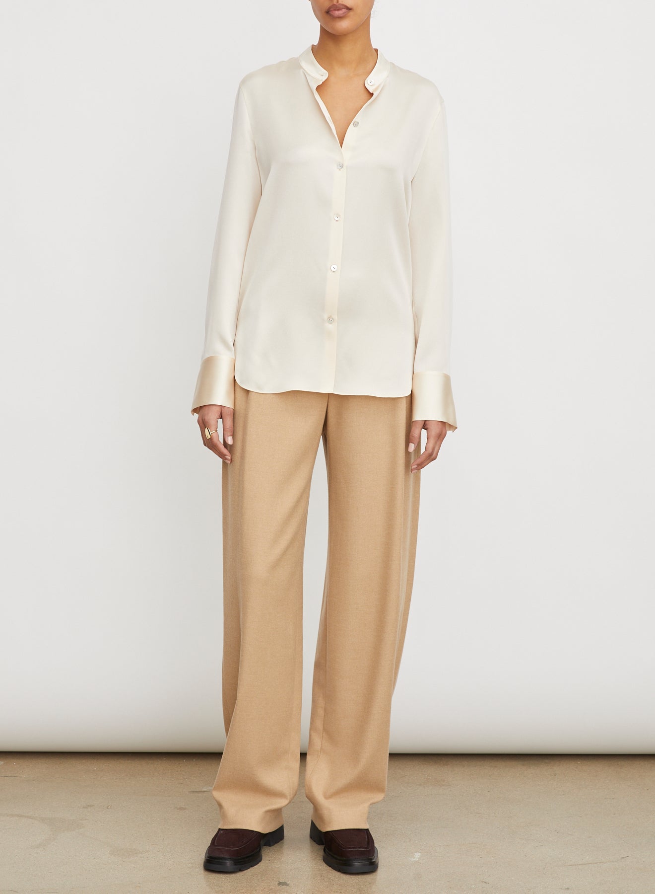 SLIM FITTED BAND COLLAR BLOUSE